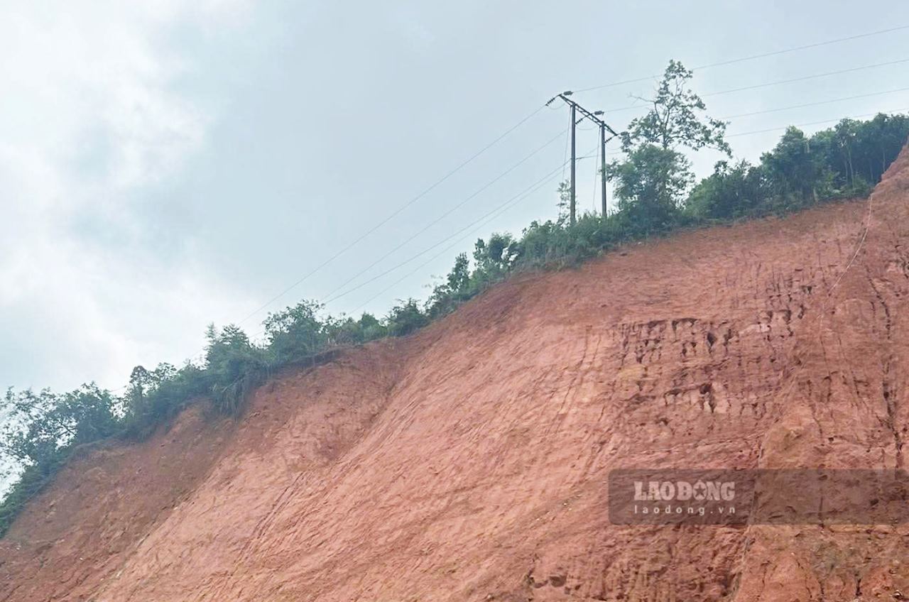 Đường dây 35kV đi qua địa bàn xã Tân Hợp bị người dân san gạt trái phép, tiềm ẩn nguy cơ sạt lở lớn. Ảnh: Văn Đức.