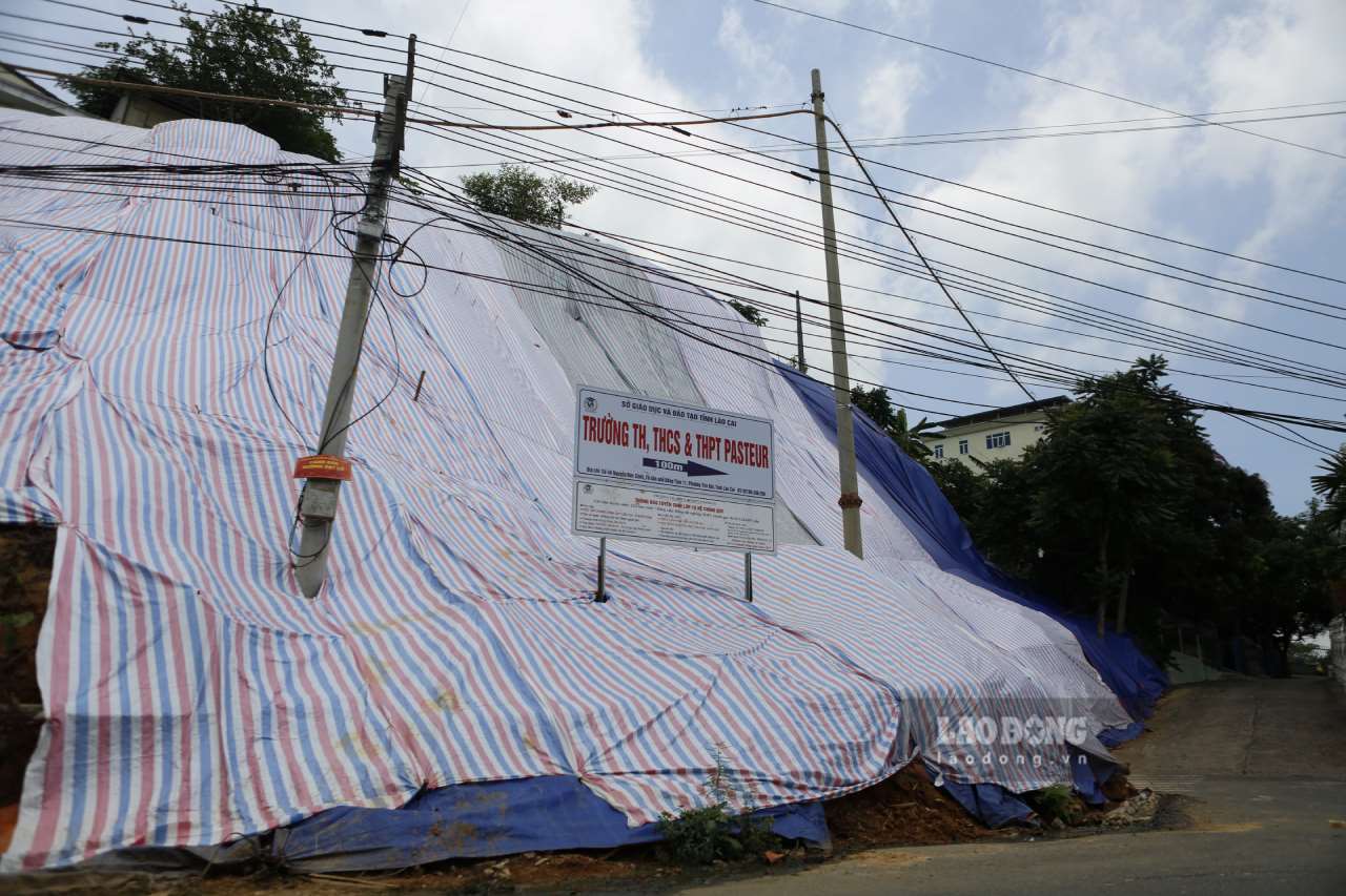 Hai cột điện khu vực đường Nguyễn Đức Cảnh cần di dời để đảm bảo an toàn. Ảnh: Văn Đức.