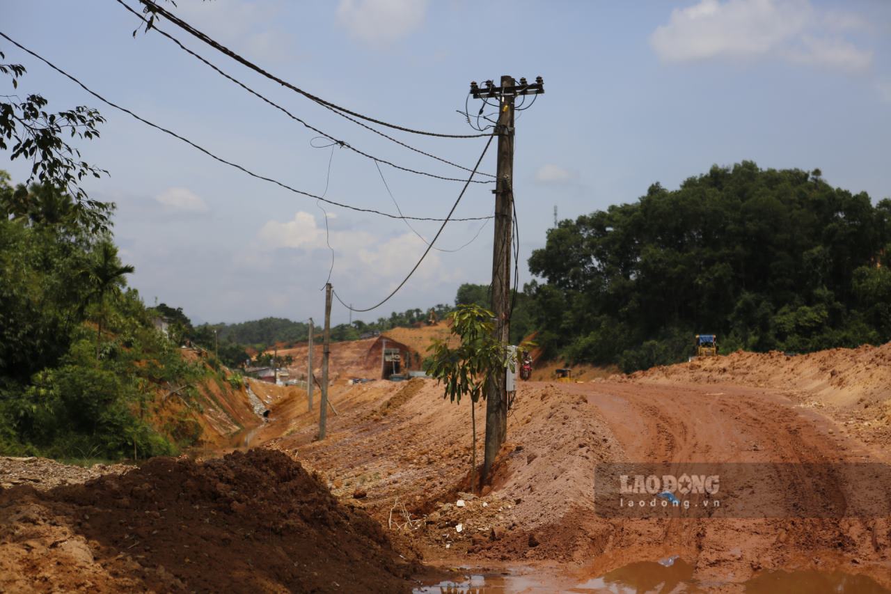 Rất nhiều cột điện do thiên tai, sạt gạt đất bừa bãi gây nguy cơ mất an toàn lưới điện. Ảnh: Văn Đức.