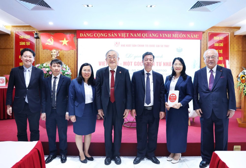 Lanh dao Nha xuat ban Chinh tri quoc gia Su that va cac dai bieu tai Le ra mat sach. Anh: Ai Van