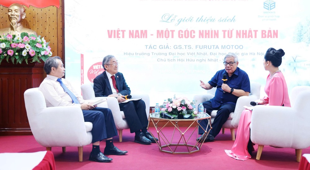 書籍「ベトナム - 日本からの視点」の発表式典で意見交換を行った代表者たち。写真:Ai Van