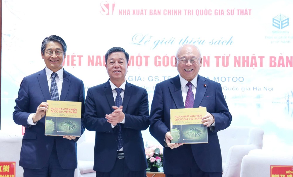 PGS.TS Vu Trong Lam - Giam doc, Tong Bien tap Nha xuat ban Chinh tri quoc gia Su that - tang sach cho cac dai bieu. Anh: Ai Van