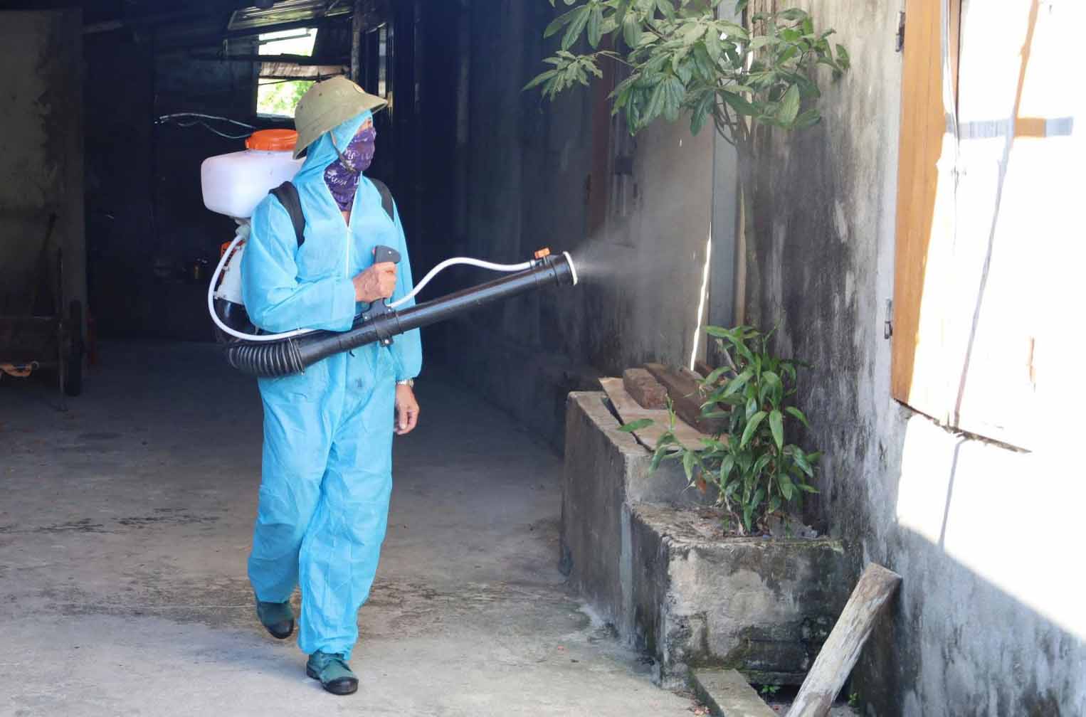 Push out mosquito repellent to prevent the spread of dengue fever in Ha Tinh. Photo: Nhat Thang.