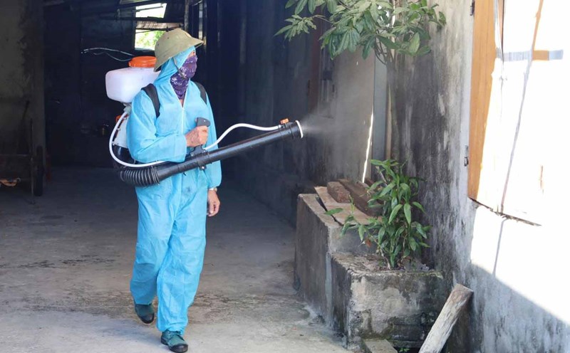 Push out mosquito repellent to prevent the spread of dengue fever in Ha Tinh. Photo: Nhat Thang.