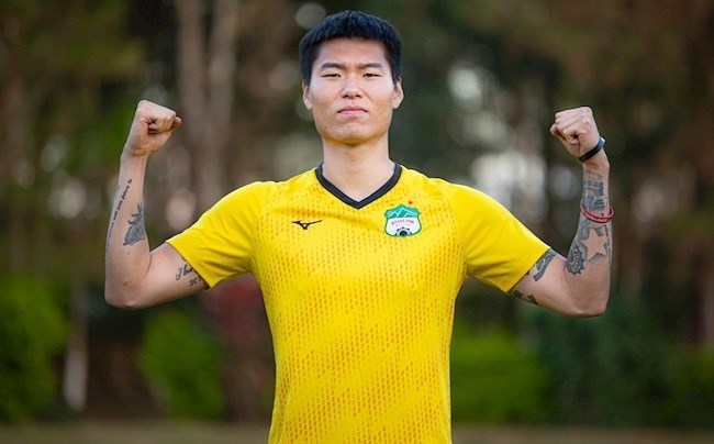 Center back Kim Dong-su seeks a chance to return to V.League. Photo: Hoang Anh Gia Lai Club