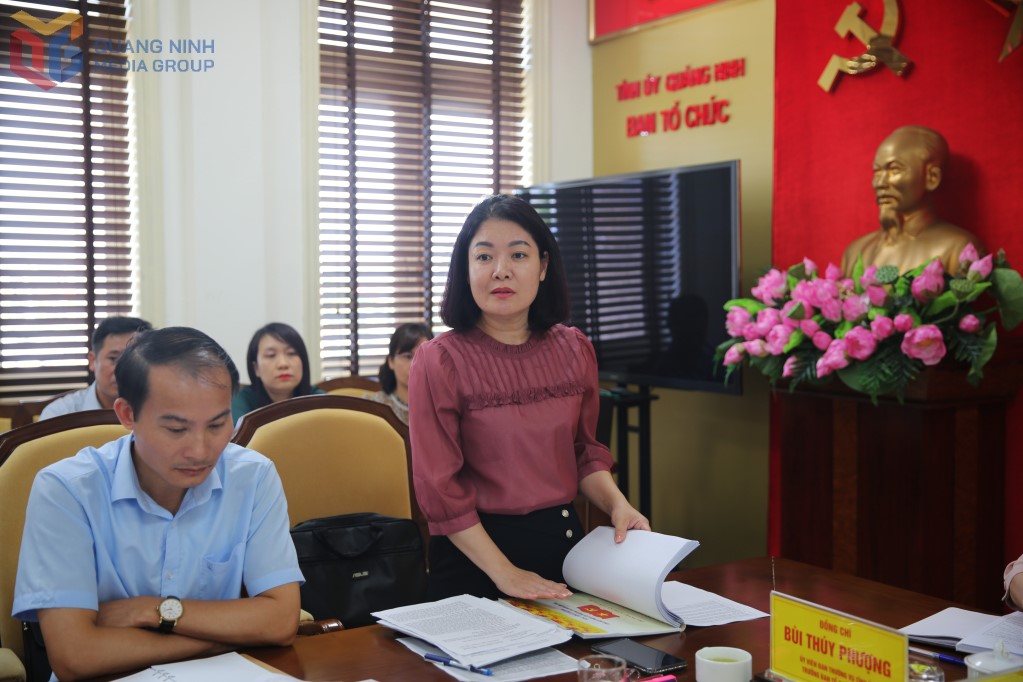 クアンニン省ハトゥー区の指導者が、第1回ハトゥー区党委員会議員大会、任期2025〜2030年の準備作業を報告。写真:クアンニン省広報センター