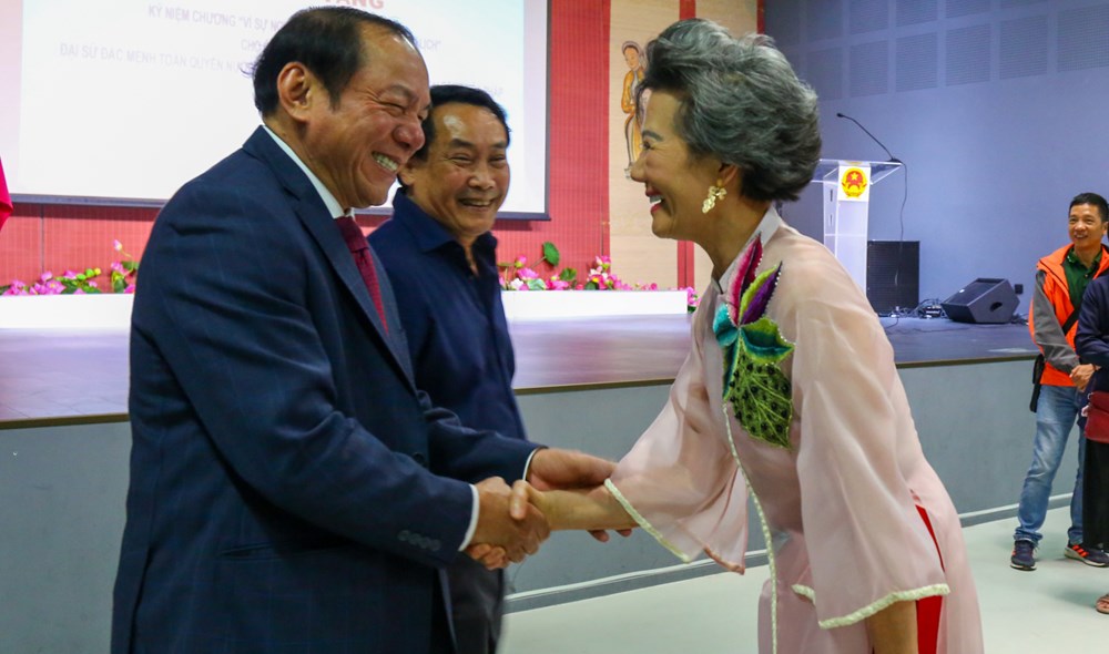 Ba Anoa Suzanne Dussol Perran va Bo truong Nguyen Van Hung. Anh: BVHTTDL