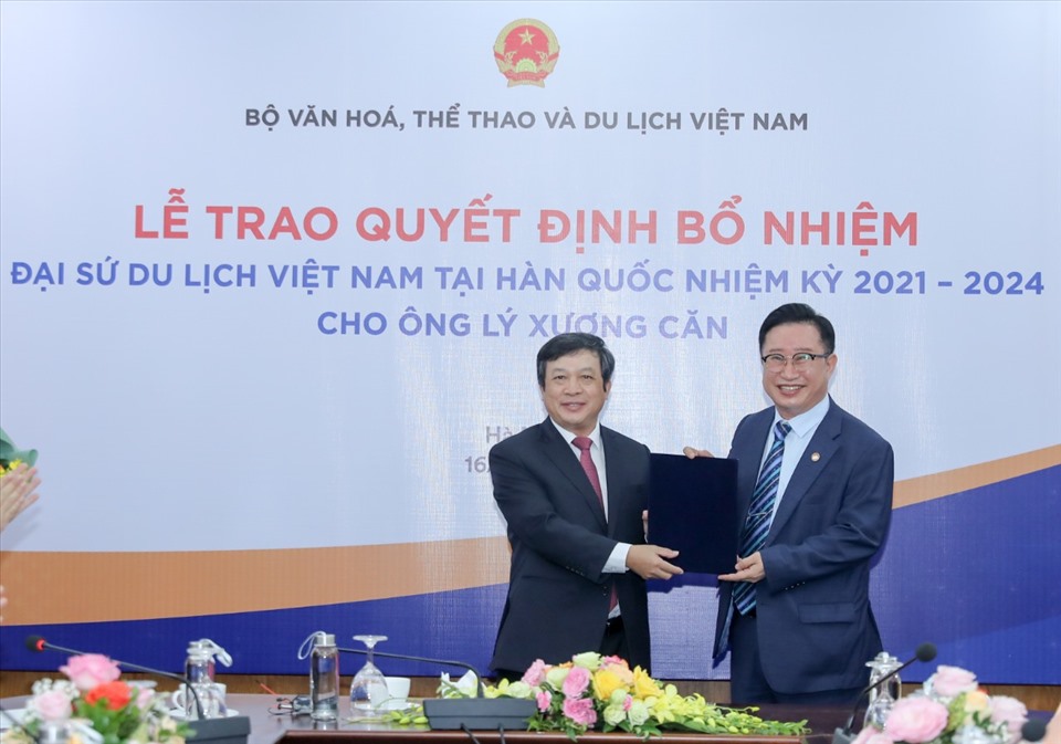 Ong Ly Xuong Can (bia phai) nhan quyet dinh bo nhiem lam Dai su Du lich Viet Nam tai Han Quoc nhiem ky 2021- 2024. Anh: Hai Minh