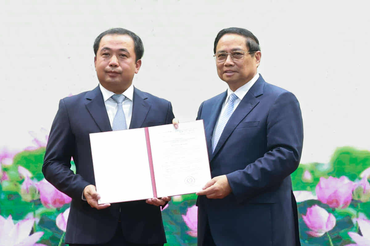 Politburo member and Prime Minister Pham Minh Chinh presented the decision to appoint Mr. Tran Duc Thang as Minister of Agriculture and Environment. Photo: Hai Nguyen