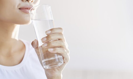 定期的に水を飲むことは、脱水症状を防ぐために維持すべき良い習慣です。写真:トゥイ・ズオン