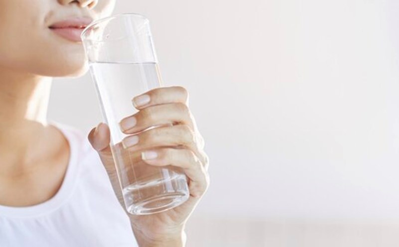 Drink water regularly, good habits should be maintained to prevent dehydration. Photo: Thuy Duong