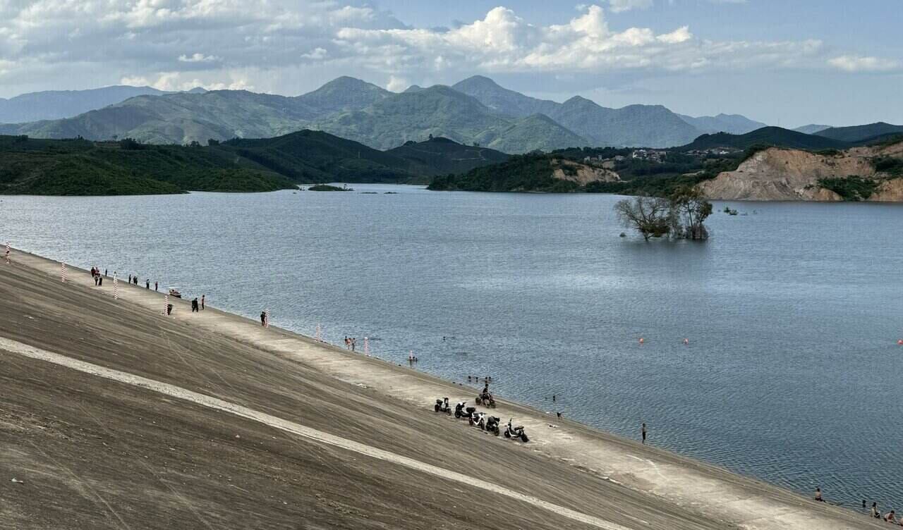 Ngoai ra, ho con cap nuoc cho 200ha khu cong nghiep Lac Thinh (huyen Yen Thuy, tinh Hoa Binh cu) nay la xa Yen Thuy; cap nuoc sinh hoat cho 3.500 ho dan thi tran Vu Ban (huyen Lac Son, tinh Hoa Binh cu) nay la xa Lac Son, tinh Phu Tho. Anh: Hai Dang