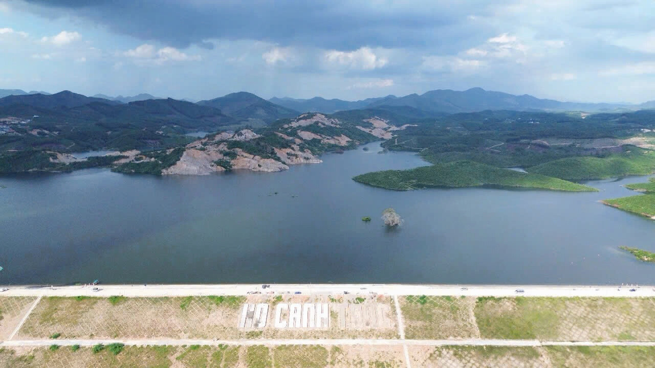Ho Canh Tang con la mot trong nhung dap thuy loi dap dat cao bac nhat Viet Nam voi dap chinh cao 53,2m, dai hon 850m; dap phu dai hon 160 m, cao 36,5 m. Anh: Dang Tinh.
