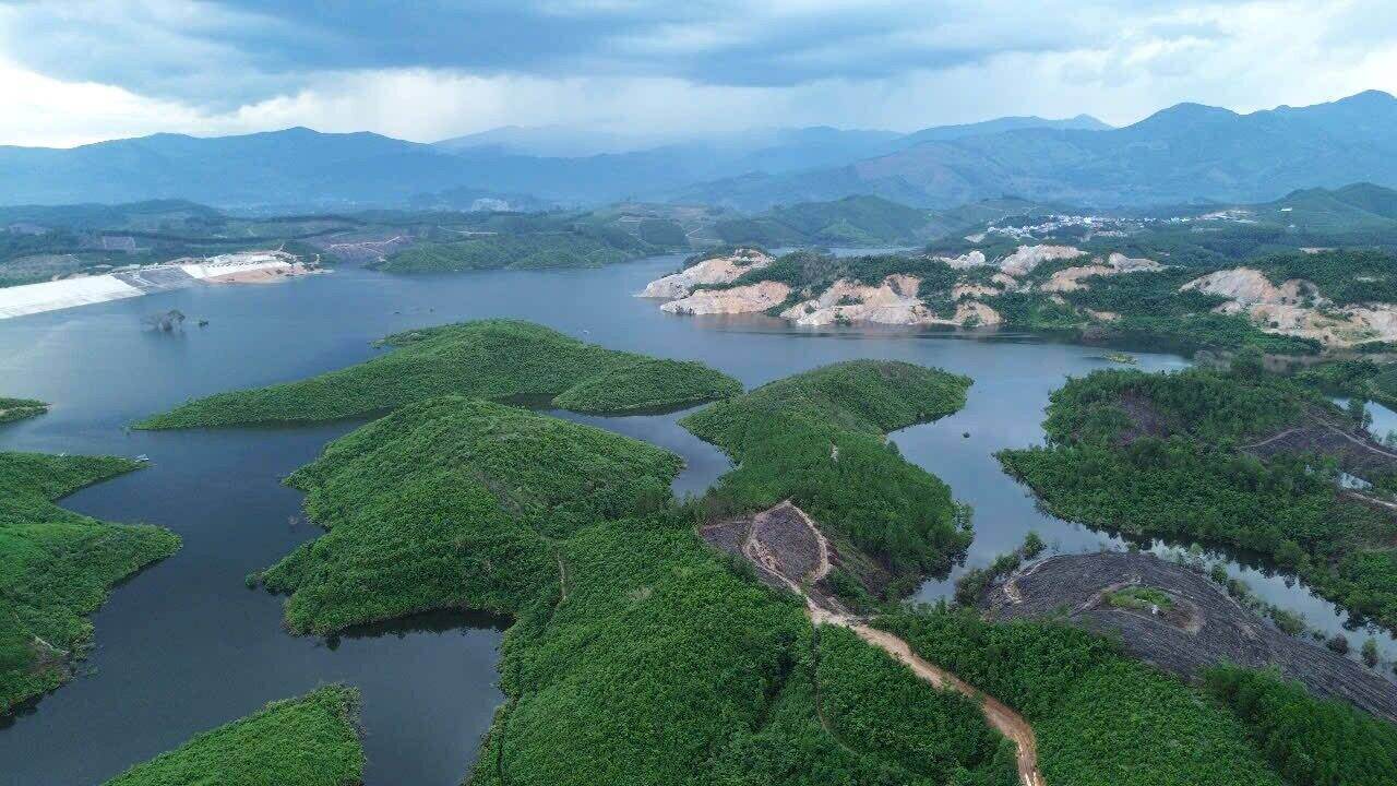 Khi hoan thanh, ho chua nuoc Canh Tang se dieu tiet, cap nuoc tuoi cho 6.460ha dat canh tac cua 2 huyen Lac Son, Yen Thuy (tinh Hoa Binh cu) nay la xa Lac Son, xa Yen Thuy, tinh Phu Tho; tao nguon cap nuoc bo sung cho cac cong trinh o ha luu trong mua kho (trong do tuoi cho 2.500ha o huyen Thach Thanh, tinh Thanh Hoa). Anh: Dang Tinh