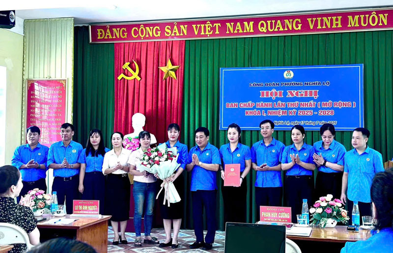 Lanh dao Lien doan Lao dong tinh Lao Cai tang hoa chuc mung BCH Cong doan phuong Nghia Lo. Anh: Do Nguyet