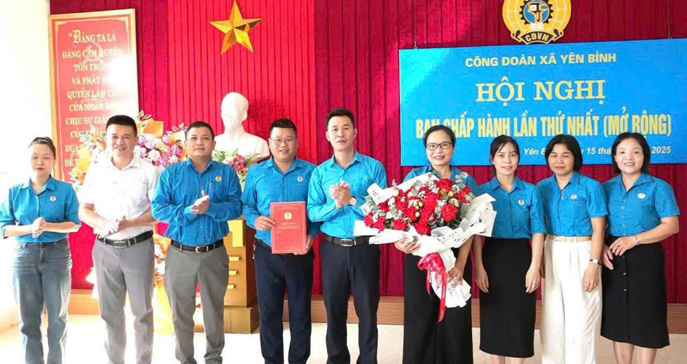 Lanh dao Lien doan Lao dong tinh Lao Cai tang hoa chuc mung BCH Cong doan xa Yen Binh. Anh: Linh Ha