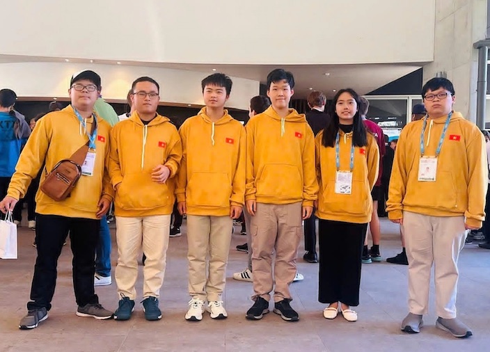 Tu trai qua phai: Dinh Tung, Minh Hoang, Trong Khai, Dang Dung, Thanh Xuan va Duc Man - hoc sinh tham du tai IMO 2025, Australia. Anh: MOET  
