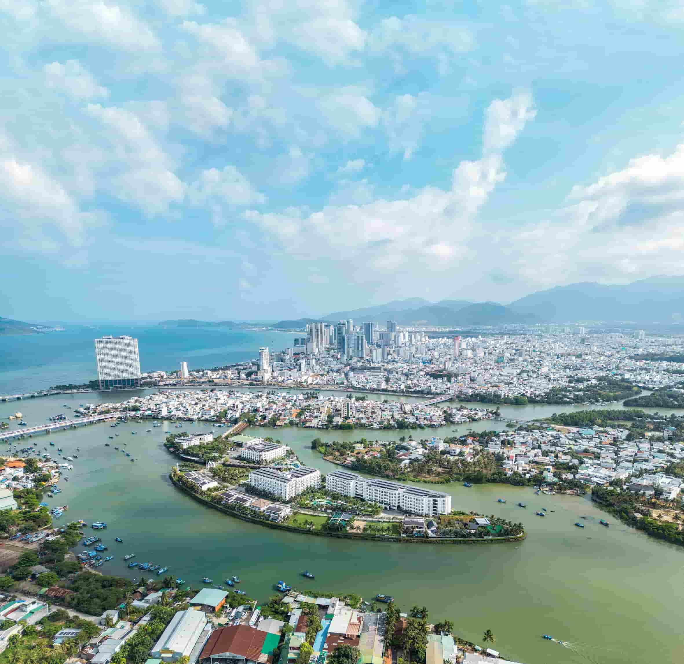 Nhieu khu nghi duong o Khanh Hoa tin rang, viec ung dung AI khong chi la mot xu huong ma dang tro thanh yeu to khong the thieu trong nganh du lich va khach san. Anh: Huu Long