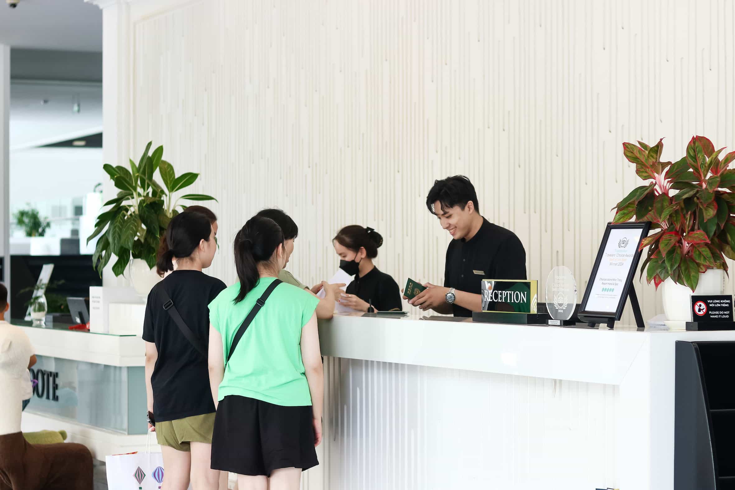 Resort de lujo Khanh Hoa gestionado con IA cambiando la experiencia de alojamiento. Foto: Huu Long