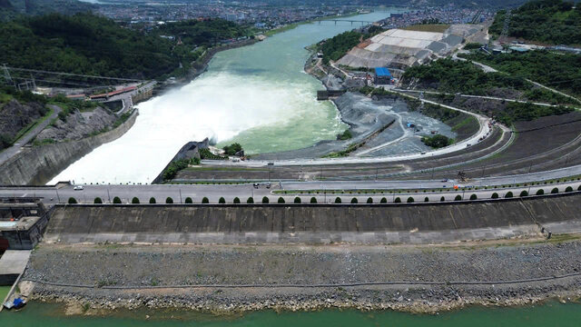 最近では、Hoa Binhの水力発電により、洪水室の安全性を確保するために、2つの底排出ドアが開かれました。写真：Dang Tinh