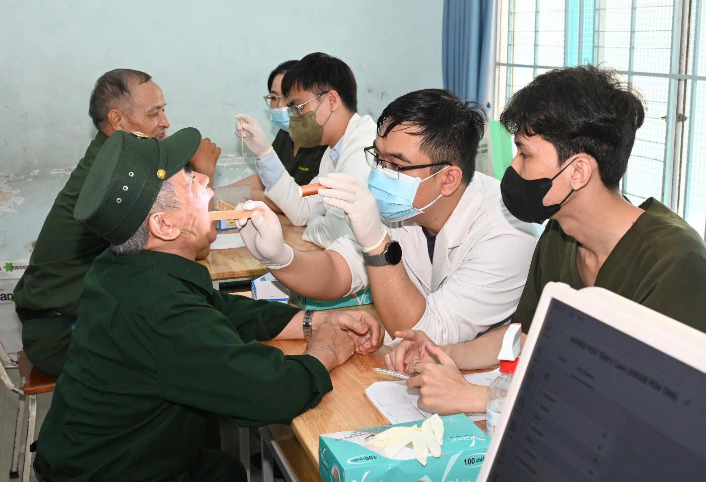 Tham kham suc khoe cho nguoi dan. Anh: Uy ban MTTQVN phuong Tan Hung cung cap