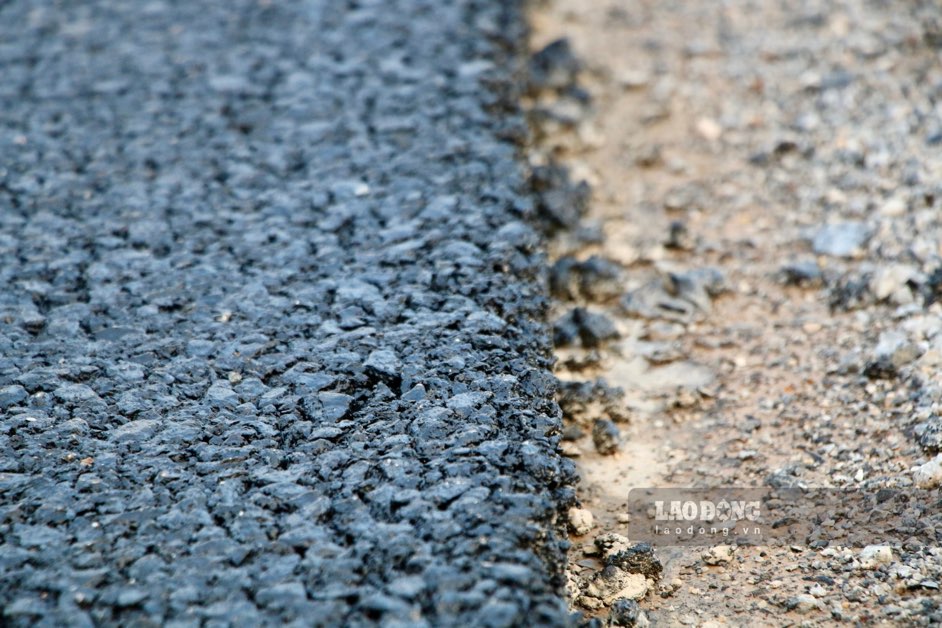 Mat duong toan tuyen co ban duoc tham nhua, con 2km