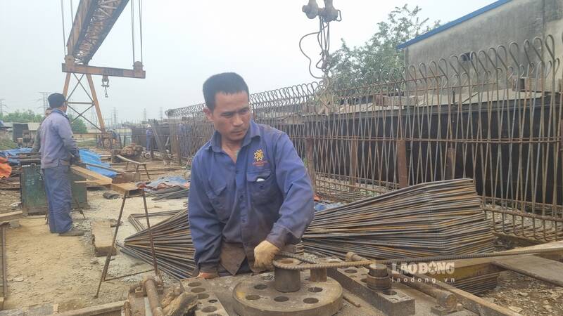 Các công nhân, máy móc được huy động triển khai, tiến hành thi công. Ảnh: Đặng Vũ.