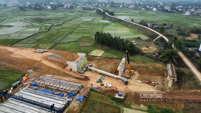 Các hạng mục hạ tầng tuyến đường liên kết vùng đang khẩn trương hoàn thiện. Ảnh: Đặng Vũ.