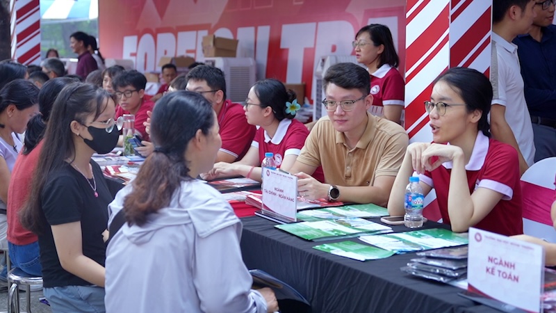 Answering questions about university admission in 2025