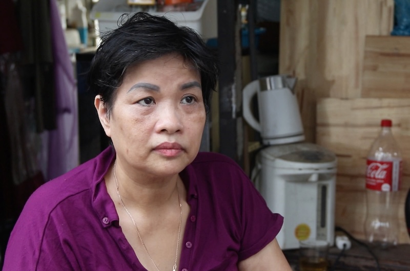Ba Do Thi Kim Loan, nguoi dan sinh song o xung quanh bo song Nhue buc xuc vi mui hoi thoi boc len nong nac moi ngay tu dong song nay. Anh: Nguyen Linh