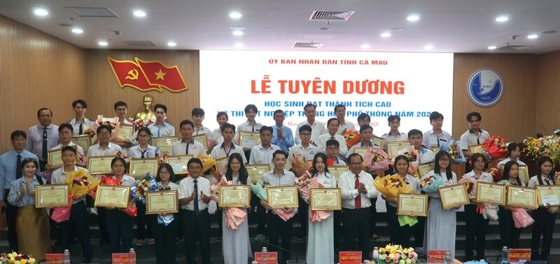 Ca Mau long trong to chuc le tuyen duong 32 hoc sinh co thanh tich cao trong ky thi tot nghiep THPT nam 2025. Anh: Nhat Ho
