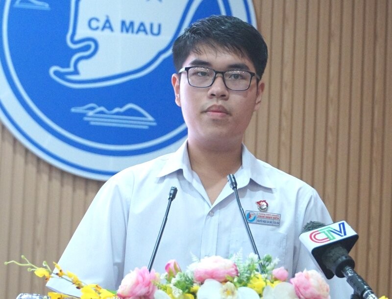 Thu khoa Nguyen Ngoc Gia Bao  phat bieu tai buoi le tuyen duong. Anh: Nhat Ho