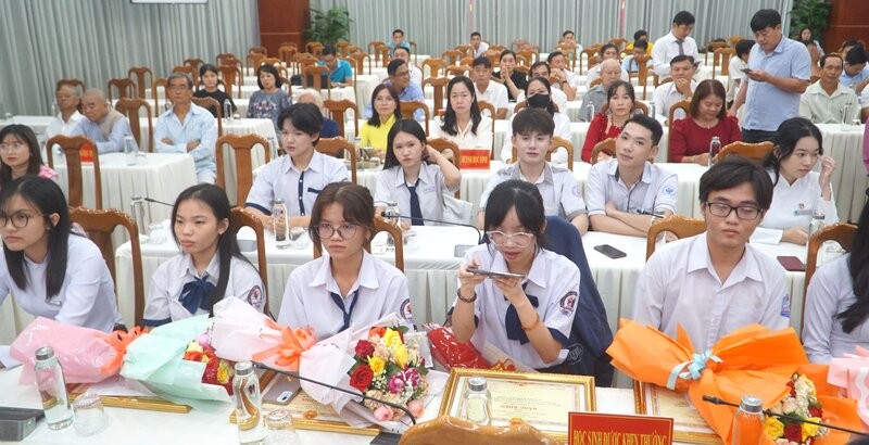 32 hoc sinh co thanh tich cao trong ky thi tot nghiep THPT nam 2025 tai Ca Mau trong ngay le tuyen duong. Anh: Nhat Ho
