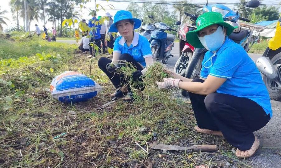 Trong hoa muoi gio dai gan 2km doc tuyen duong truc phat trien kinh te Dong Tay doan qua xa Xa Mau 2, xa Phu Loc (TP Can Tho). Anh: Tri Dung