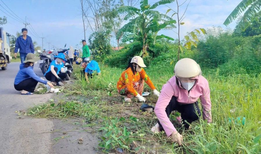Cac doan vien, hoi vien cac hoi doan the thuoc Uy ban MTTQ Viet Nam xa Phu Loc, TP Can Tho phat quang, don dep co. Anh: Tri Dung