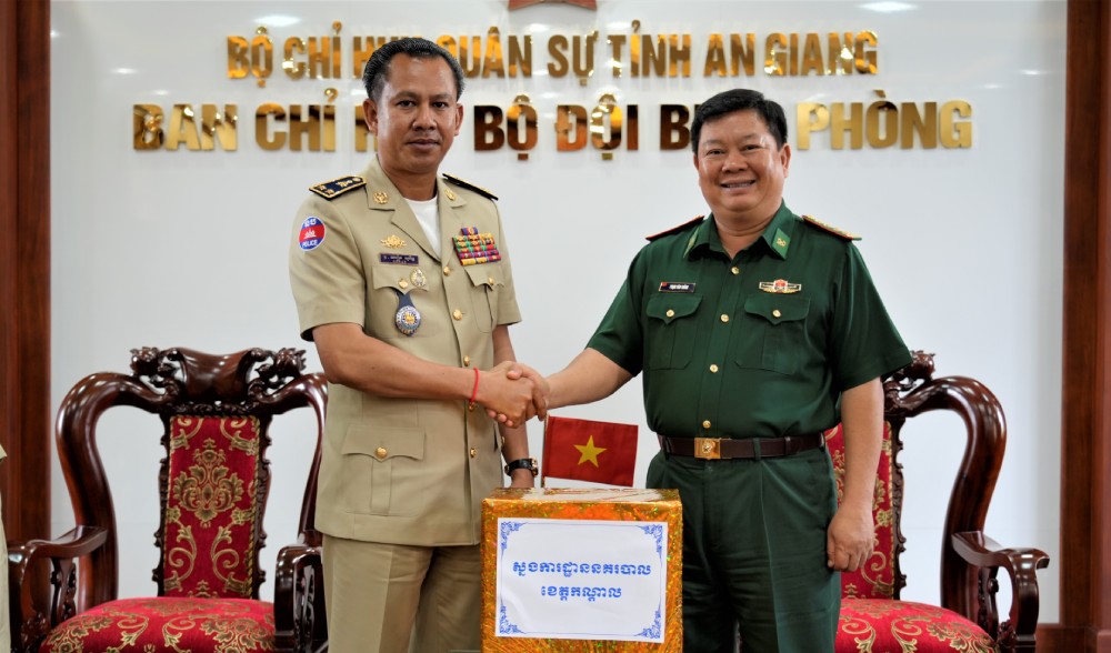 Trung tuong Chhoeurn Sochet - Giam doc Ty Cong an tinh Kandal chuc mung Dai ta Pham Van Thang. Anh: Tien Vinh