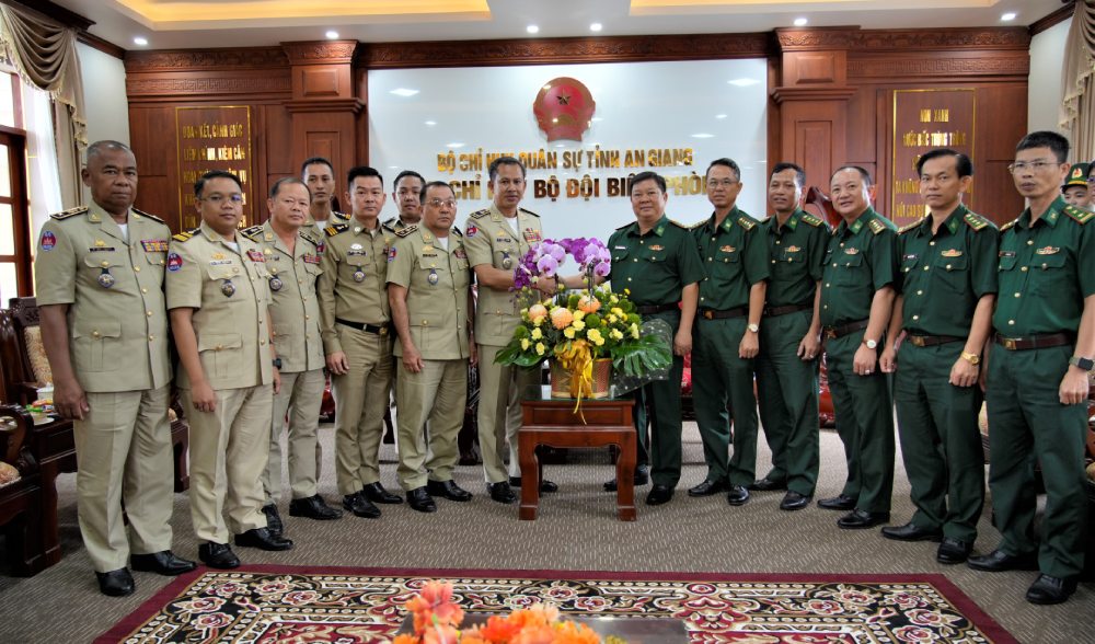 The delegation of officers of the Kandal Provincial Police Department presented flowers and congratulated the officers and soldiers of the An Giang Provincial Border Guard Command. Photo: Tien Vinh