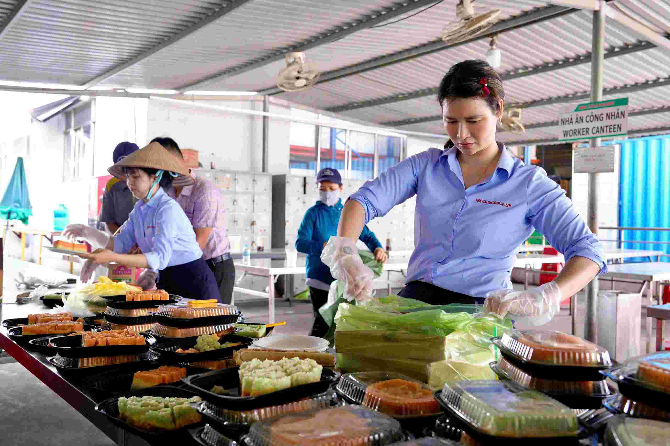 Can bo cong doan, truc tiep xuong bep chuan bi bua com cho nguoi lao dong.Anh: Lam Truong