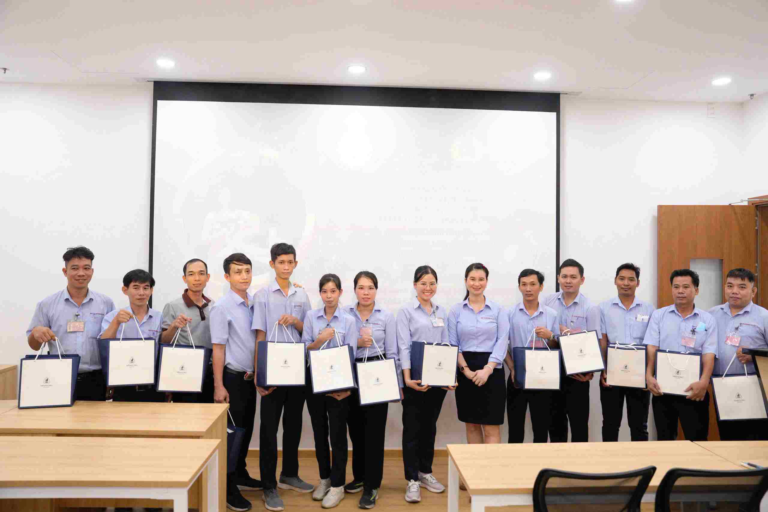 CDCS tang qua tri an can bo cong doan da dong hanh cung CDCS de cham lo cho nguoi lao dong. Anh: Dinh Trong