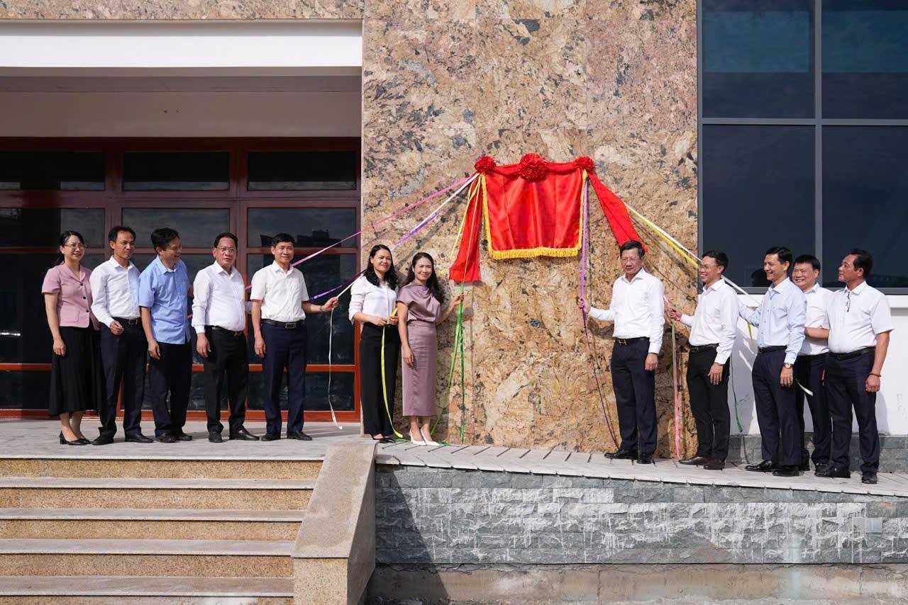 Pho Chu tich Thuong truc UBND thanh pho Le Anh Quan cung lanh dao Dang uy, HDND, UBND, Uy ban MTTQ Viet Nam phuong Hai An thuc hien nghi Le gan bien cac cong trinh chao mung Dai hoi Dang bo phuong lan thu I, nhiem ky 2025–2030. Ảnh: Cong TTDT Hai Phong