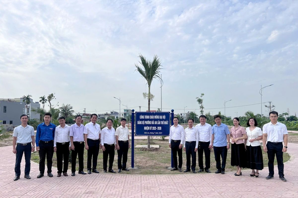 Cac dai bieu du gan bien cong trinh Vuon hoa Trang Cat. Ảnh: Phuong Hai An
