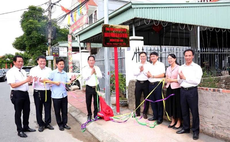 Placing signs for public lighting systems on Thanh To Street and Nha Mac Street. Photo: Hai Phong Portal