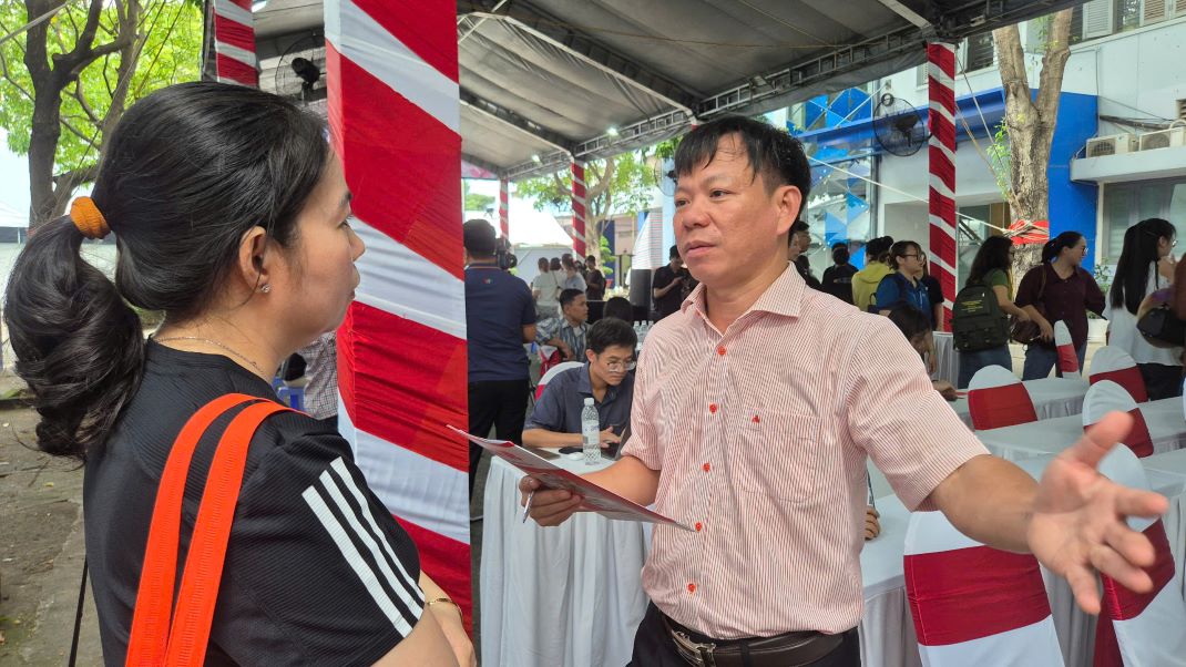Dr. Nguyen Trung Nhan - Jefe de Departamento de Capacitacion de la Universidad de Industria de la Ciudad de Ho Chi Minh dijo que los candidatos deben elegir su industria y escuela favoritas, pero tambien deben considerar los puntajes de los examenes y los puntos de referencia. Foto: Chan Phuc