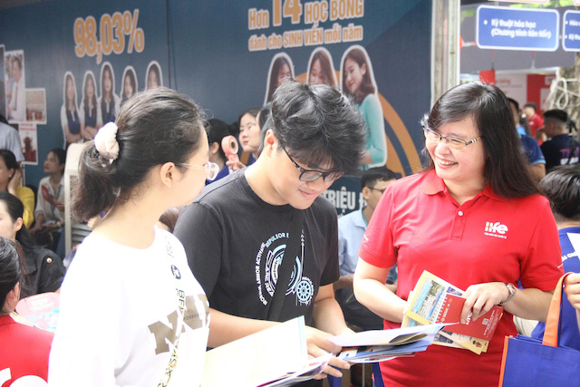 TS Trinh Thanh Huyen - Vien truong Vien Dao tao Quoc te, Hoc vien Tai chinh tu van cho hoc sinh trong Ngay hoi tu van tuyen sinh sang ngay 19.7. Anh: Van Trang