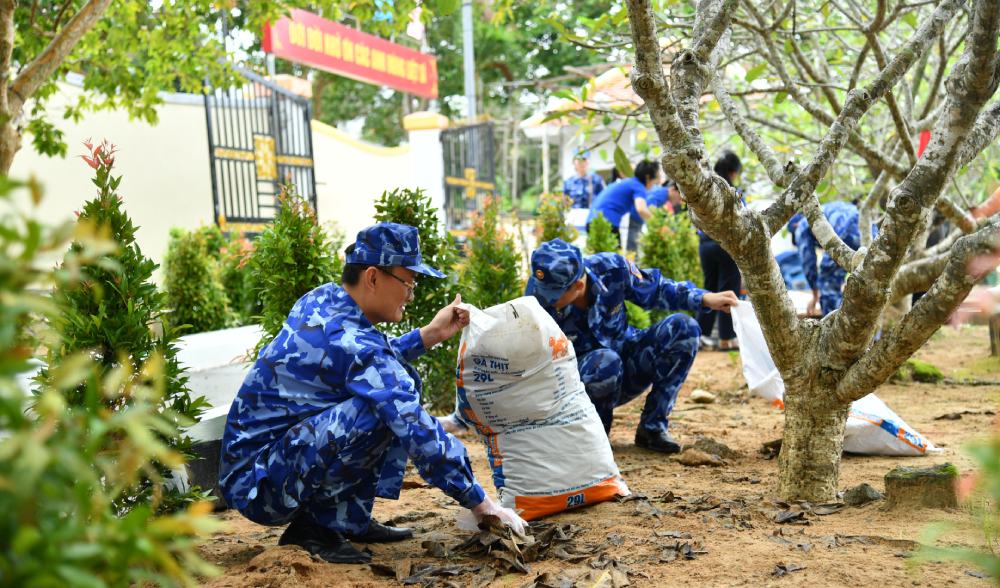 간부 청년 연맹 해안 경비대 4지역 사령부 여성 연합회가 푸 감옥 열사 기념탑에서 간부를 정비하고 전체 청소를 하고 있습니다. 사진: CSB4지역 사령부