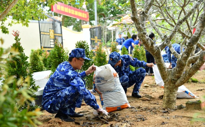 Youth union members and women's union of the Coast Guard Region 4 Command renovated and cleaned the Phu Quoc Prison Martyrs' Memorial. Photo: CSB4 Region Command