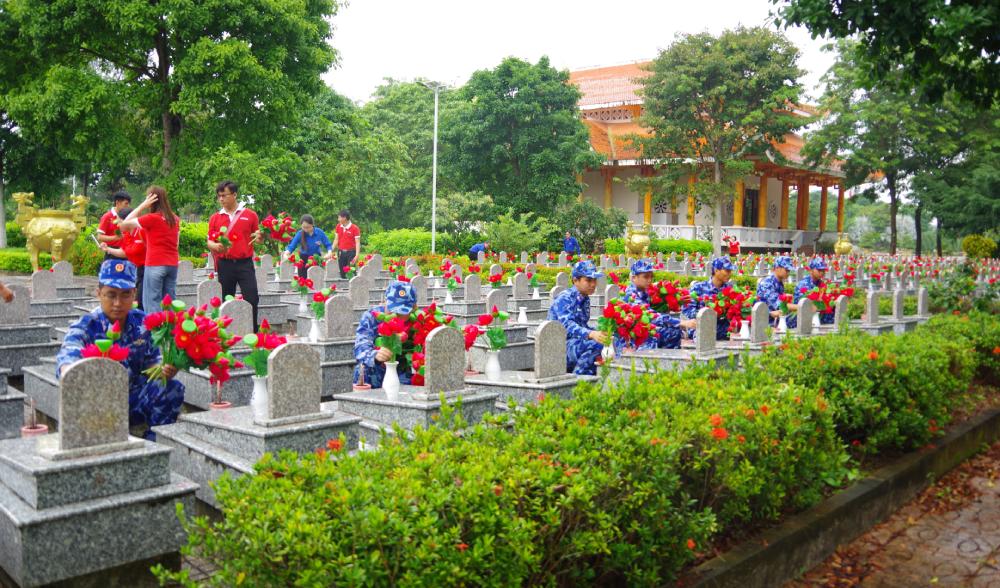 Can bo, Doan vien thanh nien Hai doan 42 to chuc tham vieng, tong don ve sinh tai Nghia trang liet si xa Nam Can. Anh: BTL Vung CSB4