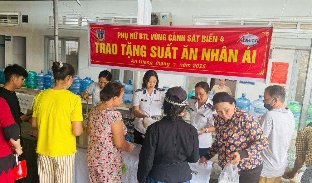 Hoi Phu nu Bo Tu lenh Vung trao tang “Suat an nhan ai” tai Trung tam Y te Dac khu Phu Quoc. Anh: BTL Vung CSB4