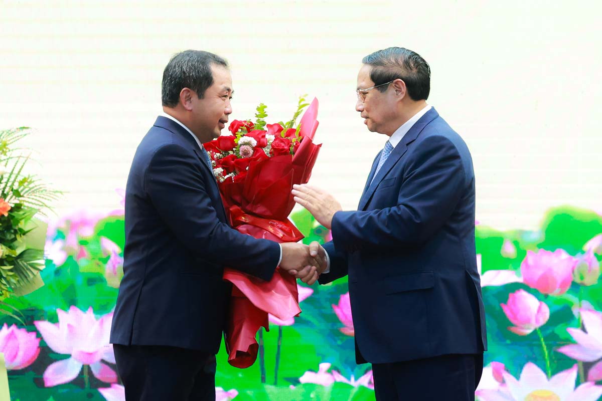 Thu tuong Chinh phu Pham Minh Chinh tang hoa chuc mung quyen Bo truong Bo Nong nghiep va Moi truong Tran Duc Thang. Anh: Hai Nguyen