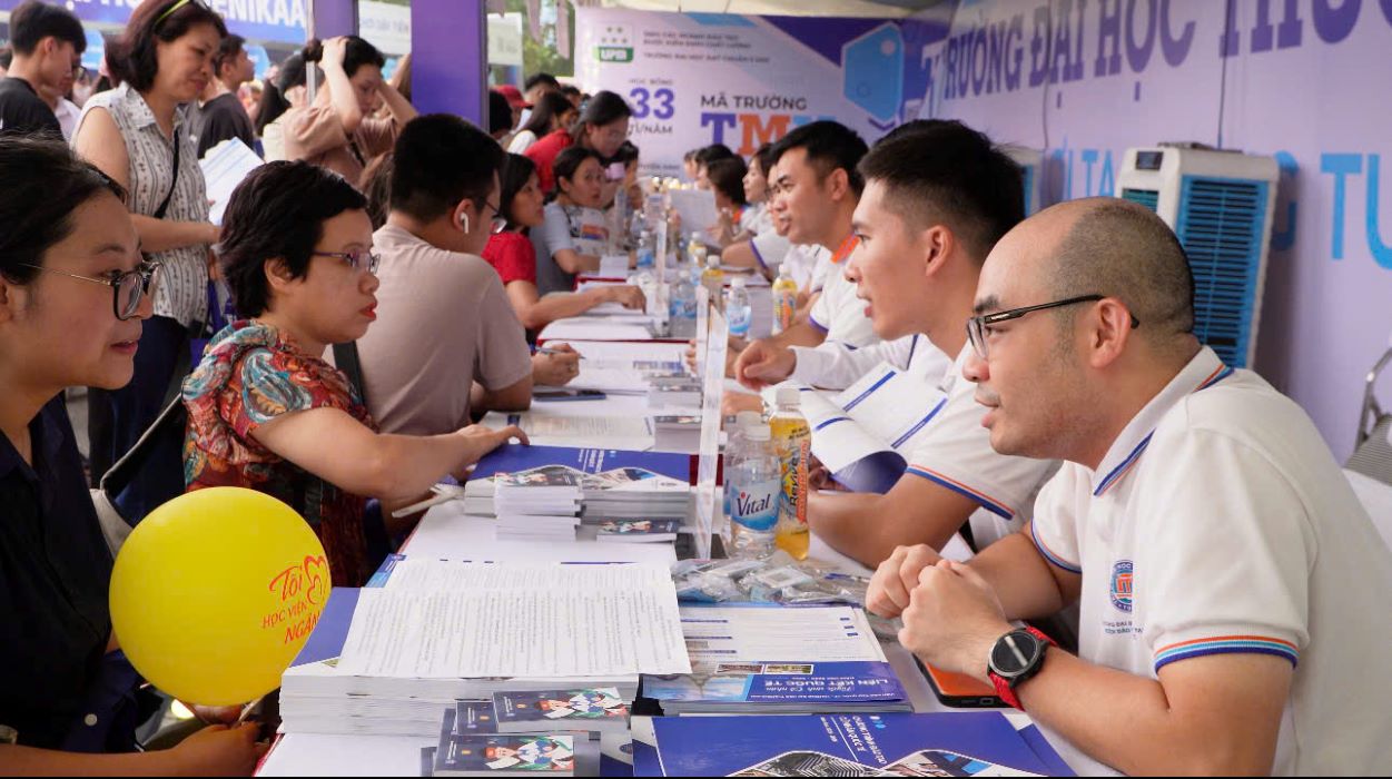 Phu huynh, hoc sinh nghe tu van tuyen sinh cua Truong Dai hoc Thuong Mai. Anh: Van Trang